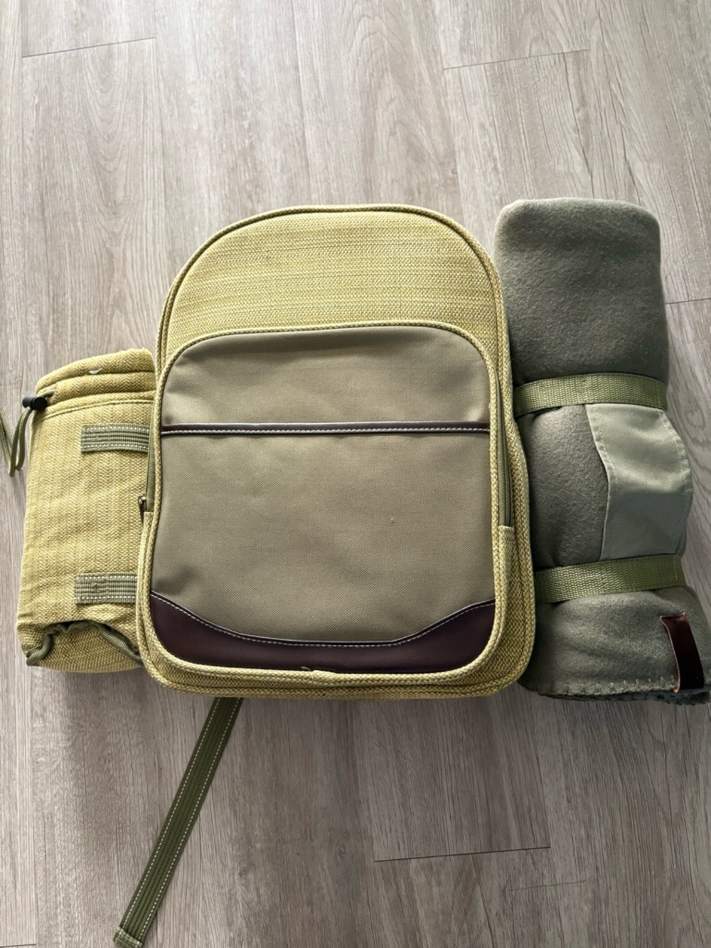 Picnic at Ascot backpack for four